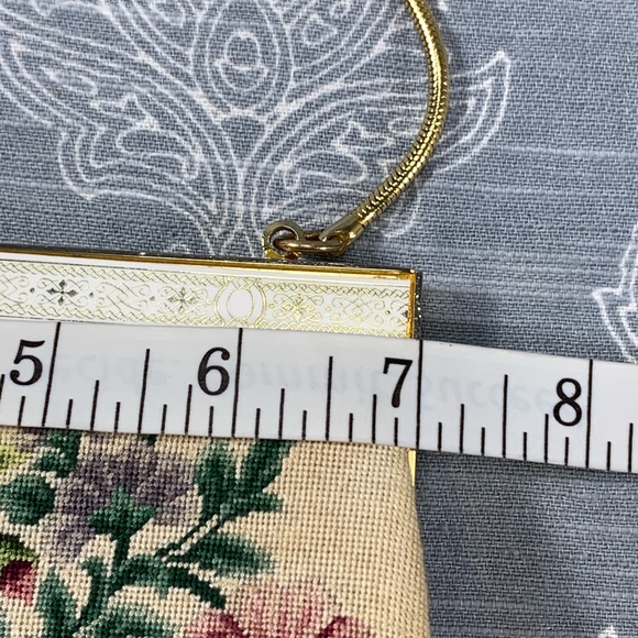 Embroidered kiss lock purse - Picture 6 of 8